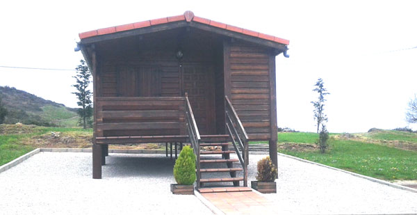 Refugio con entrada cubierta al frente.