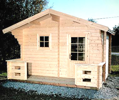Sauna para exterior con terraza y alero frontal ancho.