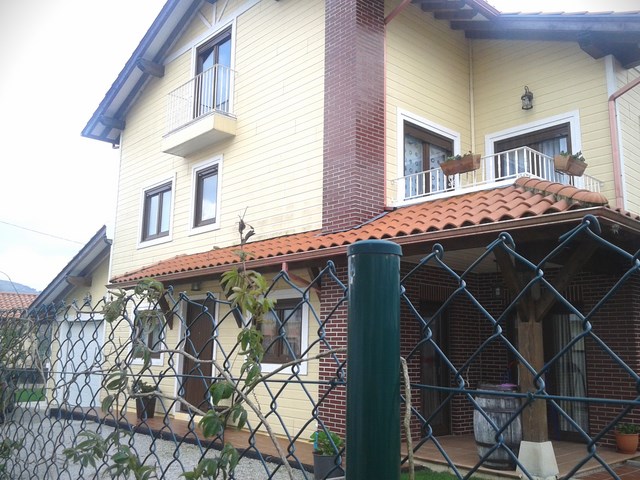 Conjunto de dos viviendas pareadas.